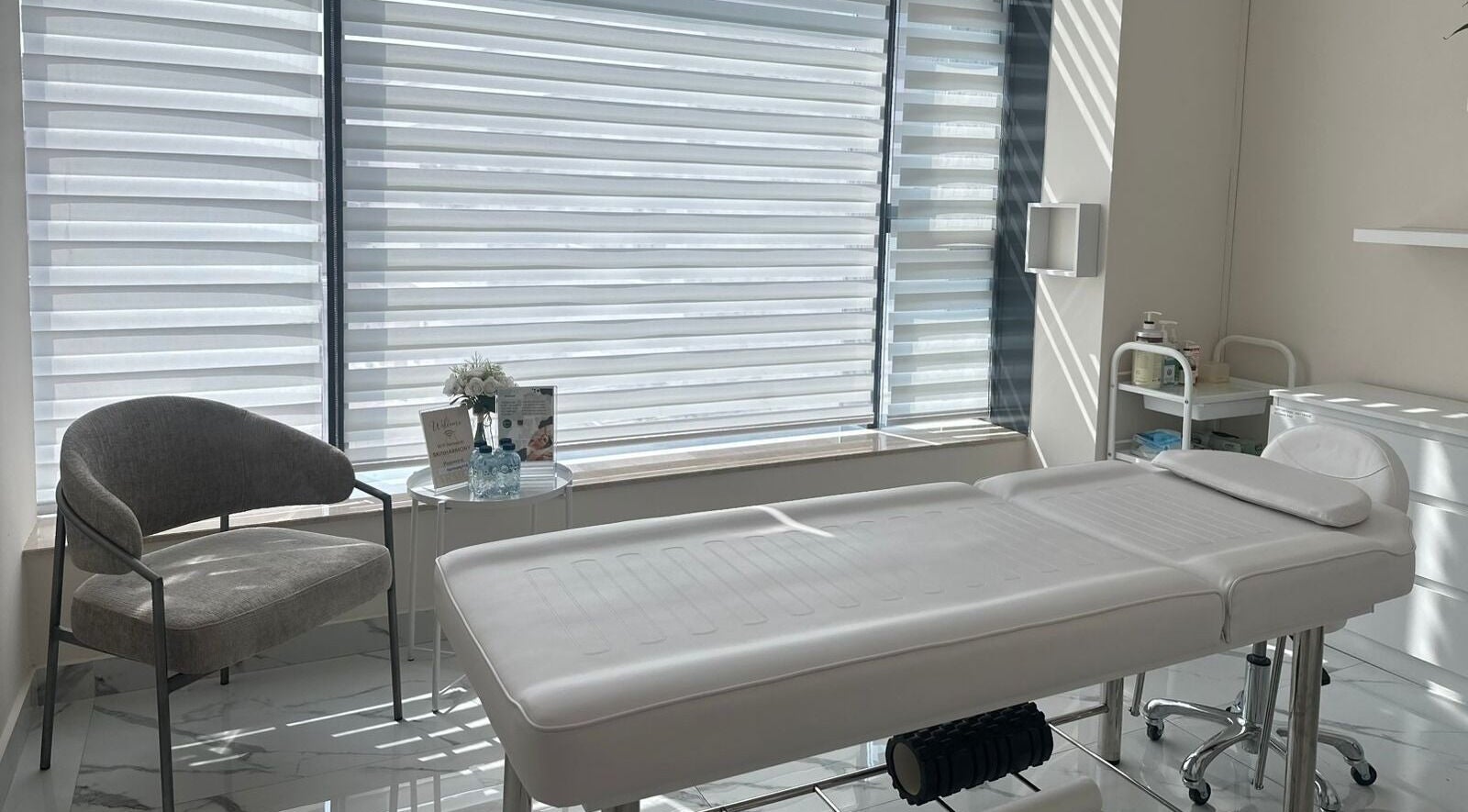 Relaxing treatment room at Skin Harmony Beauty Salon, Dubai, Dubai, AE, featuring a comfortable bed and seating.