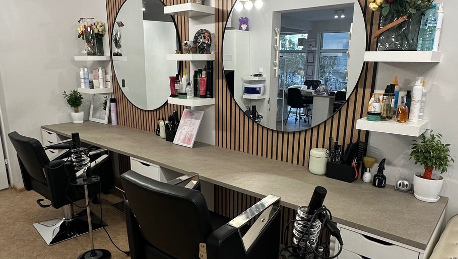 Вътрешен изглед на салон IvyNails/IVANOVA NAILS ACADEMY, Варна, България с огледала и козметика.