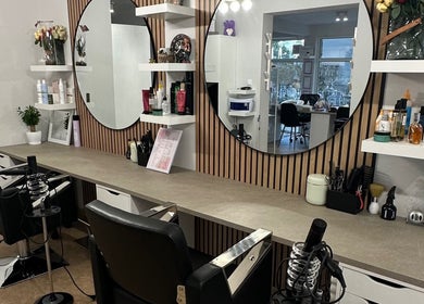 Вътрешен изглед на салон IvyNails/IVANOVA NAILS ACADEMY, Варна, България с огледала и козметика.