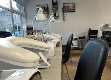 Интериор на IvyNails с маникюрни станции във Варна, България, BG.