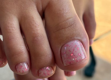 Красив педикюр с розови блясъци в IvyNails, Варна, България, BG, подчертава изискан стил.