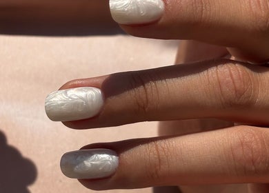 Ръка с перлен дизайн на ноктите от IvyNails, Варна, България, BG.