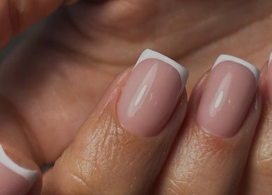 Изящен френски маникюр в IvyNails във Варна, България, BG.