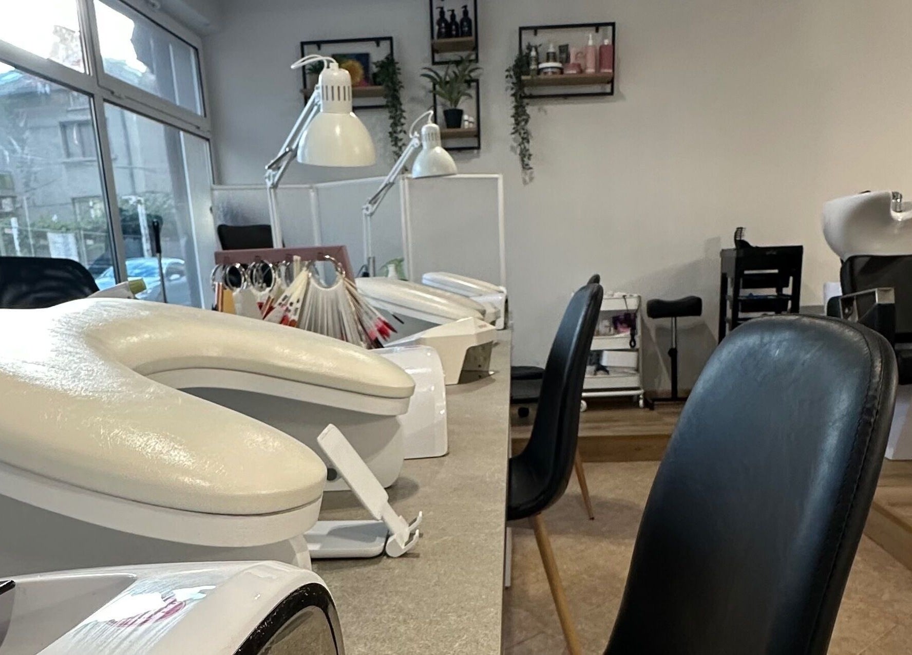 Интериор на IvyNails/IVANOVA NAILS ACADEMY във Варна, България, BG, с комфортни столове и модерно оборудване.