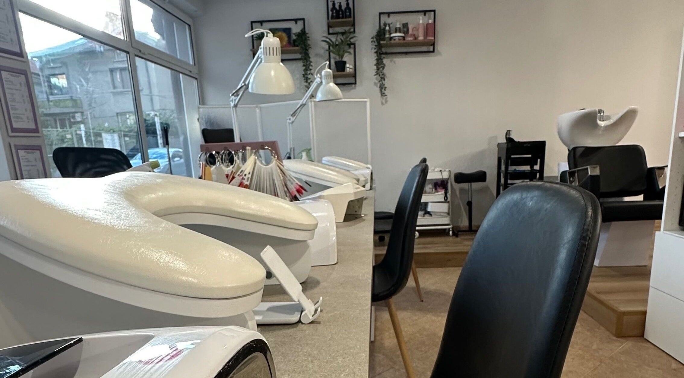 Интериор на IvyNails/IVANOVA NAILS ACADEMY във Варна, България, BG, с комфортни столове и модерно оборудване.