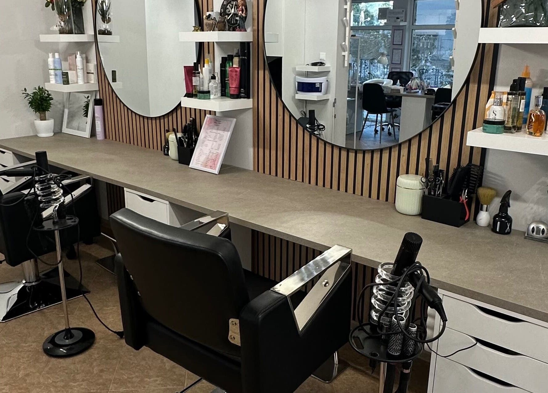 Модерен салон в IvyNails/IVANOVA NAILS ACADEMY, Варна, България, BG с удобни столове и огледала.