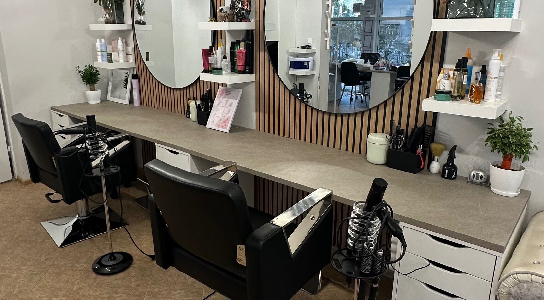 Модерен салон в IvyNails/IVANOVA NAILS ACADEMY, Варна, България, BG с удобни столове и огледала.