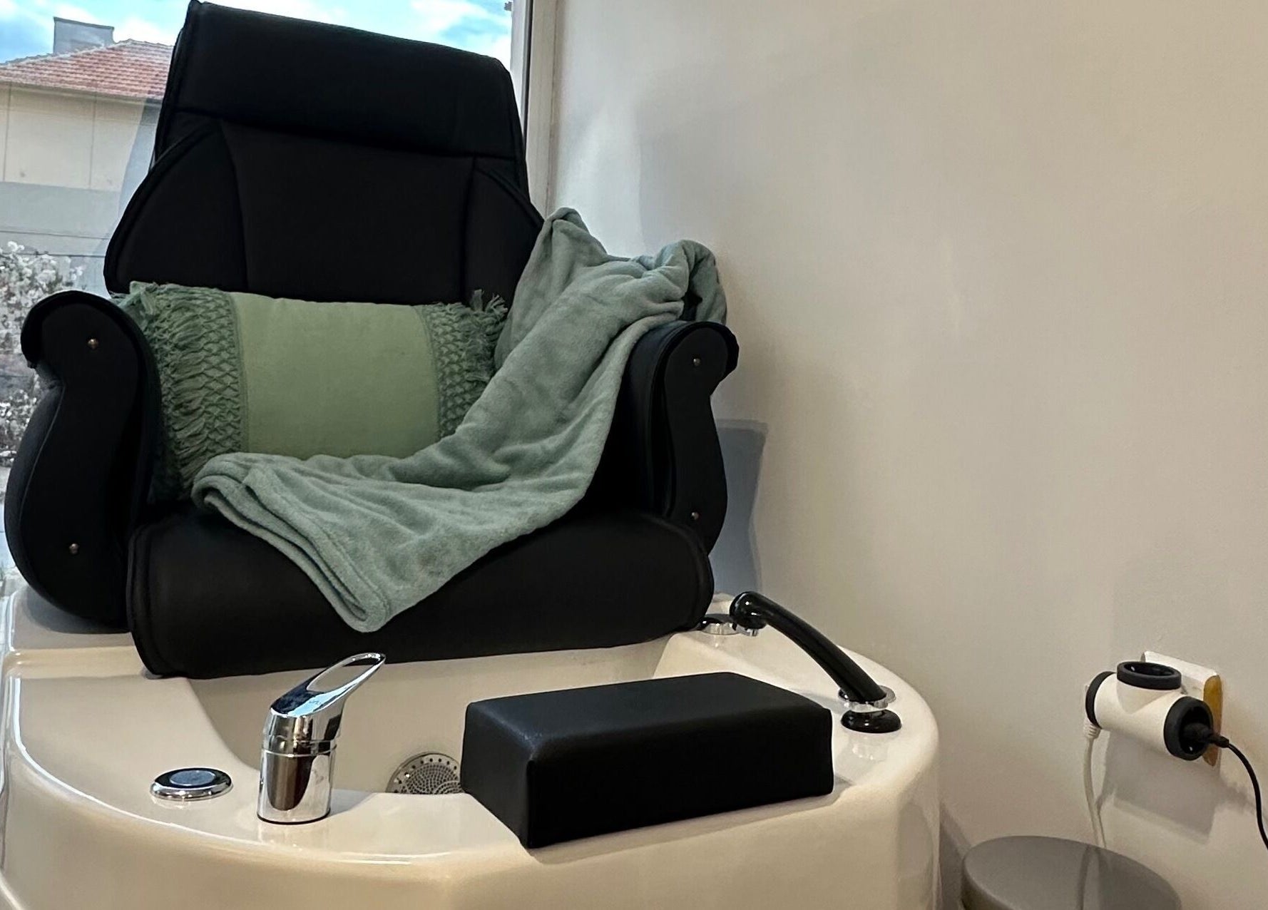 Луксозен педикюрен стол в IvyNails, Варна, България, BG за пълен релакс и комфорт.