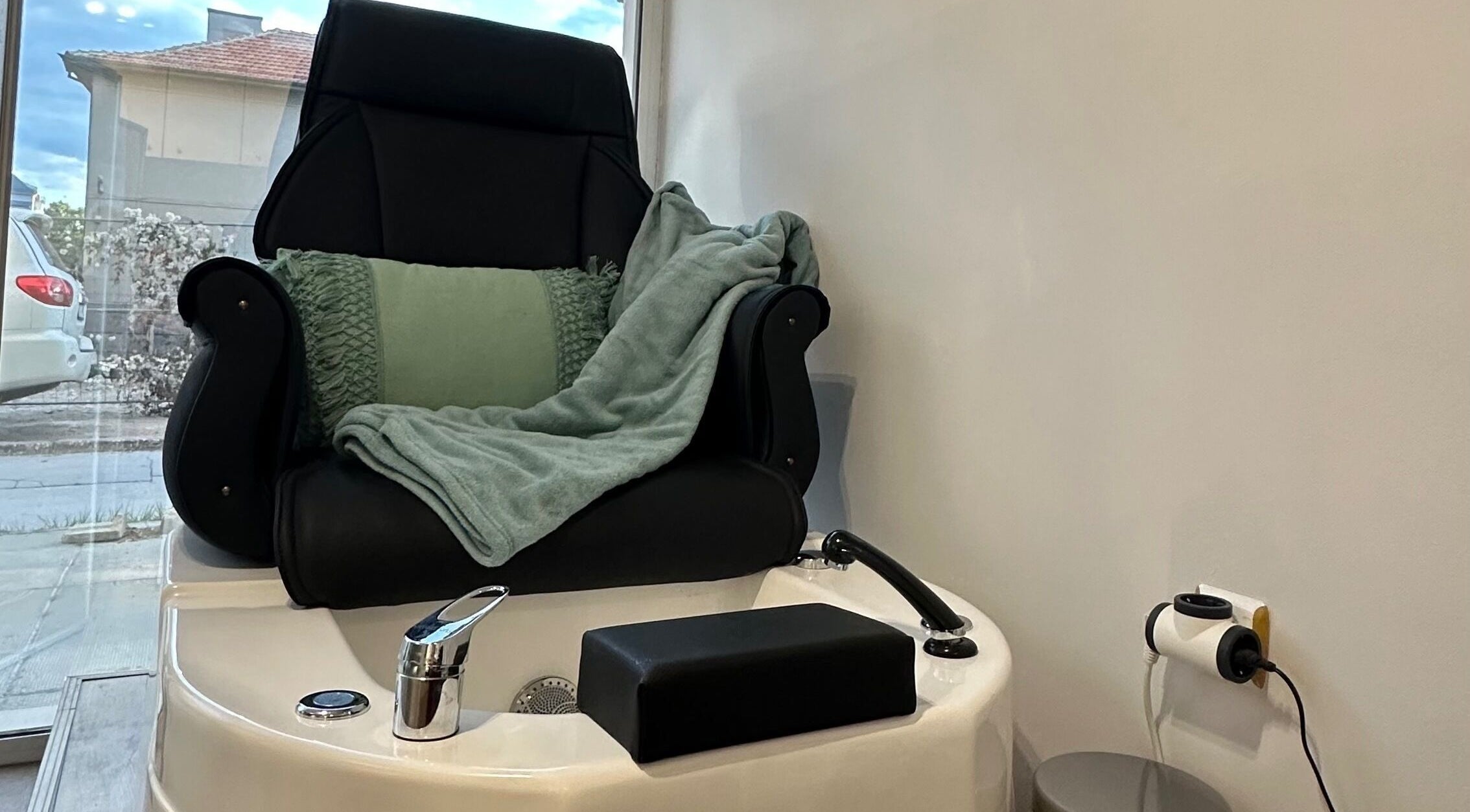 Луксозен педикюрен стол в IvyNails, Варна, България, BG за пълен релакс и комфорт.