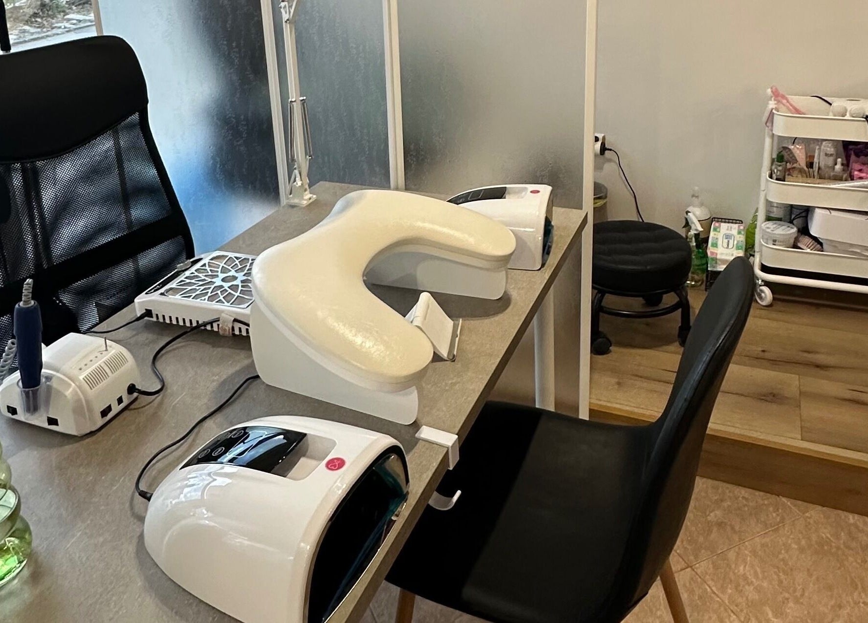 Маникюр станция в IvyNails, Варна, България, BG с модерно оборудване и удобни столове.