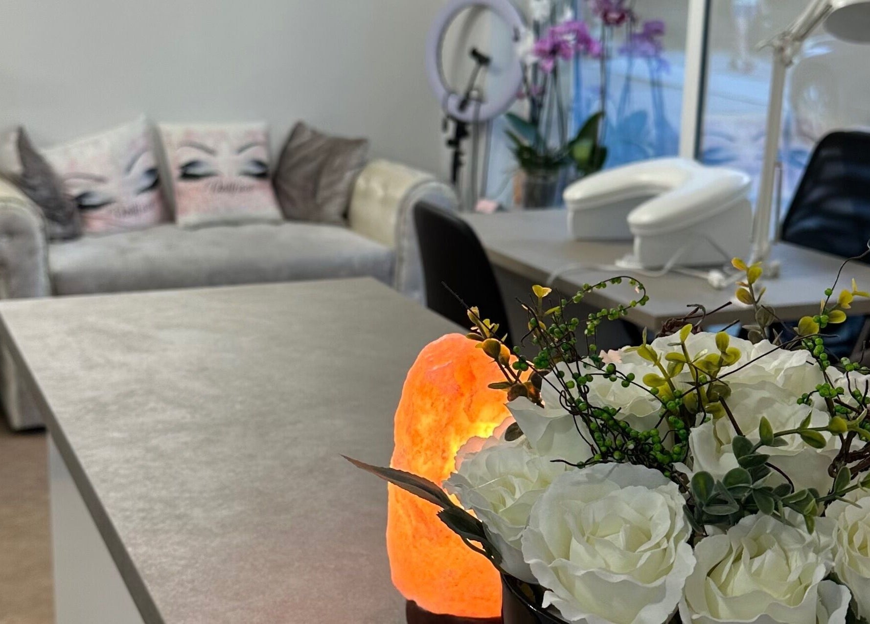 Уютен интериор в IvyNails/ IVANOVA NAILS ACADEMY, Варна, България с бели цветя и солна лампа.