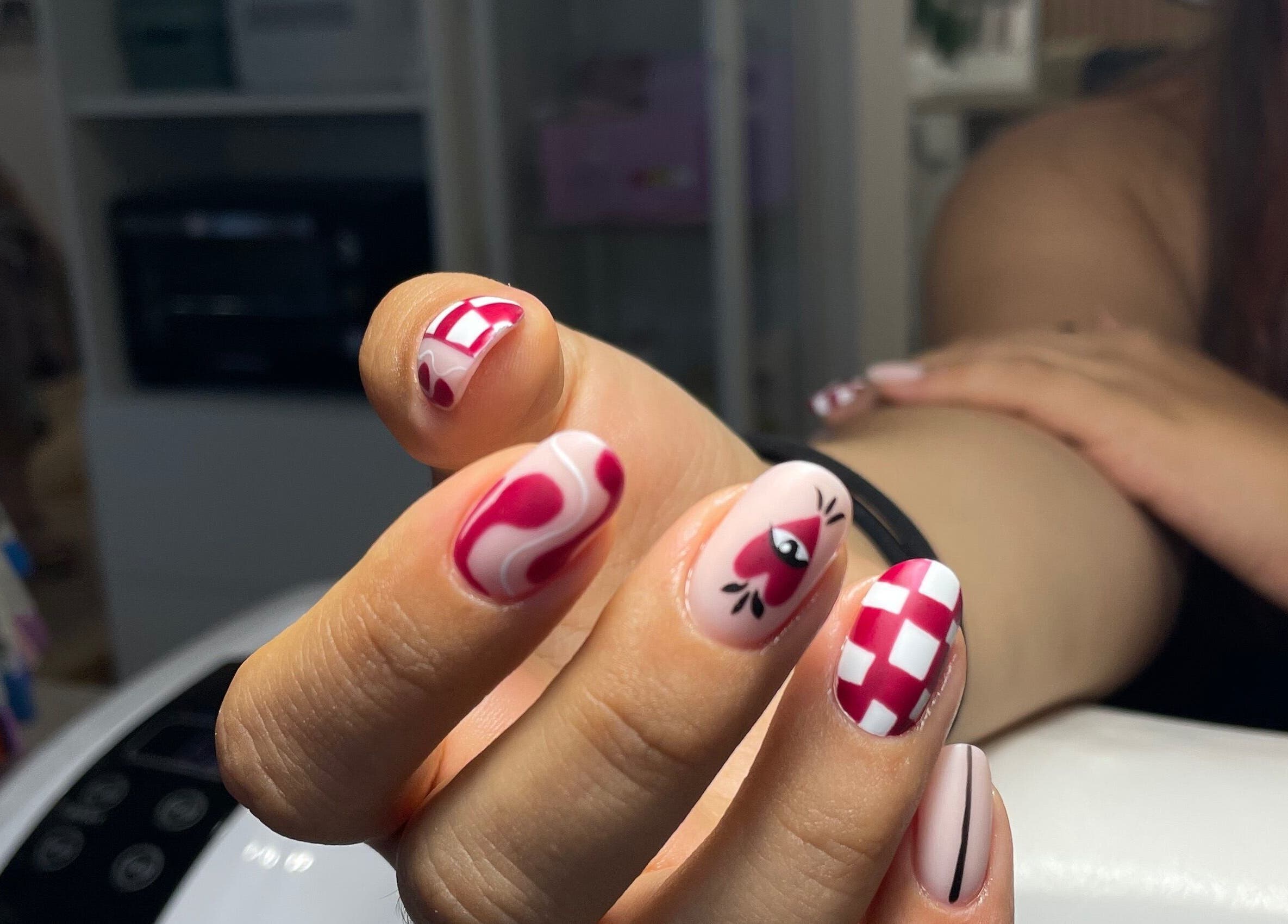 Креативен маникюр в IvyNails/IVANOVA NAILS ACADEMY, Варна, България, BG, с абстрактен дизайн.