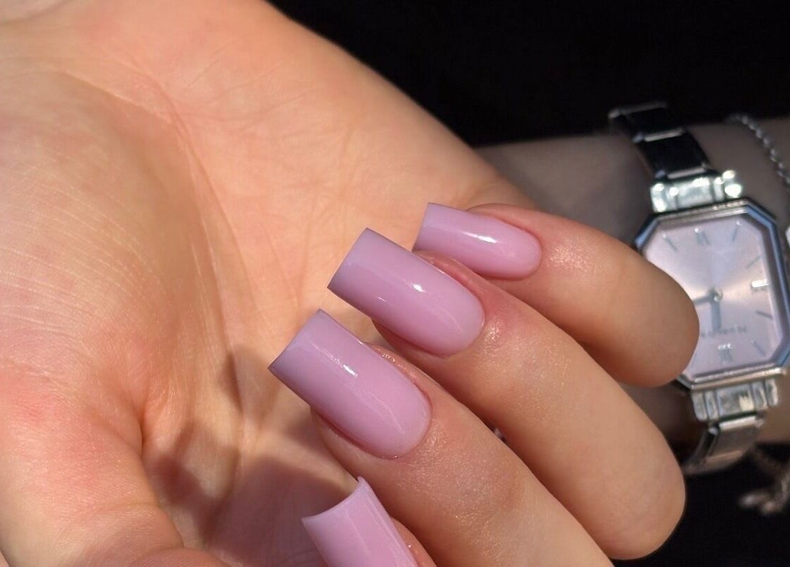 Красив лилав маникюр от IvyNails, Варна, България, BG, подчертава стил и елегантност.