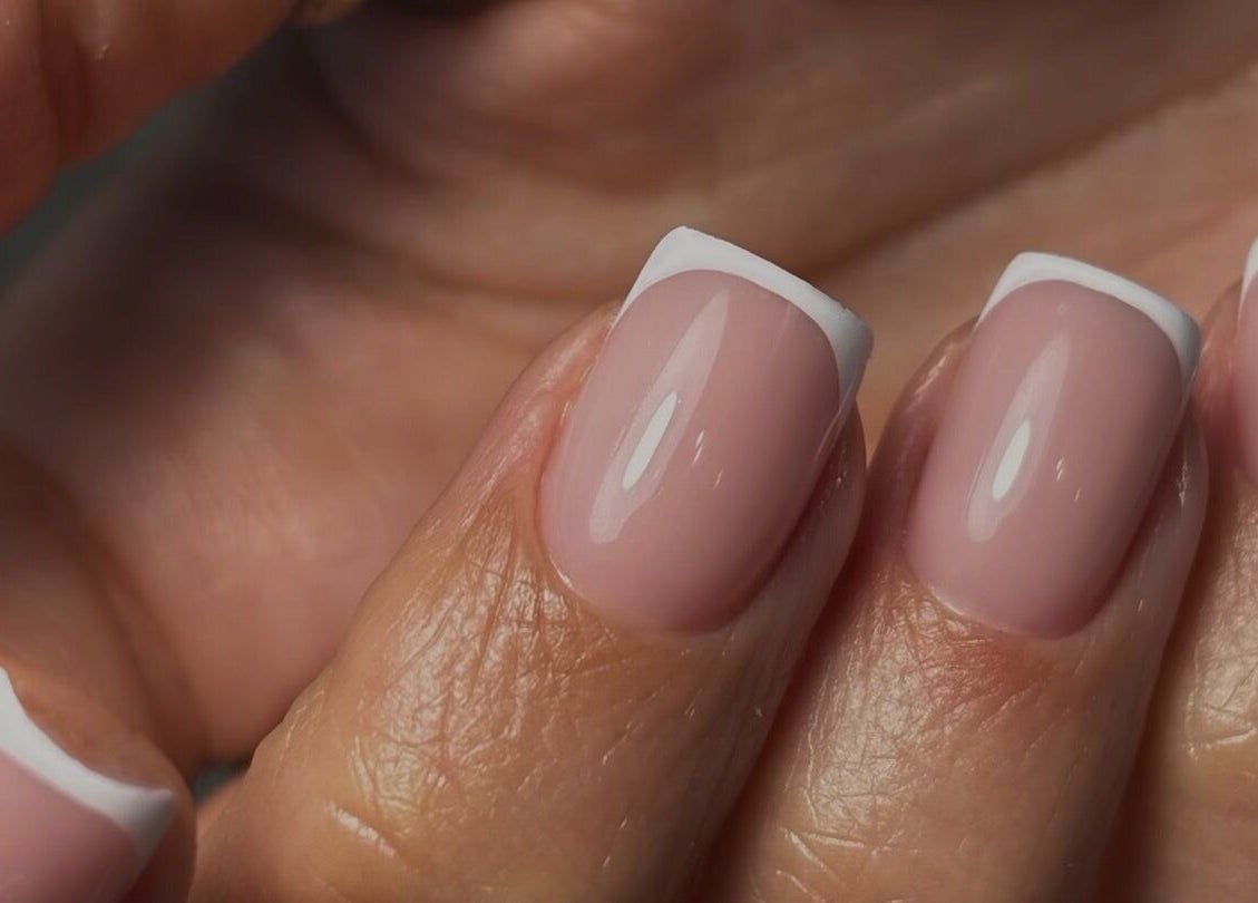 Френски маникюр в IvyNails/IVANOVA NAILS ACADEMY, Варна, България, BG. Професионално направени нокти.