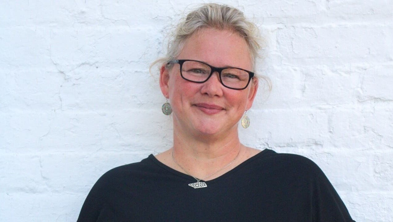 Smiling person at So Kno Bliss Salon, showcasing elegant style in Knoxville, Tennessee, US.