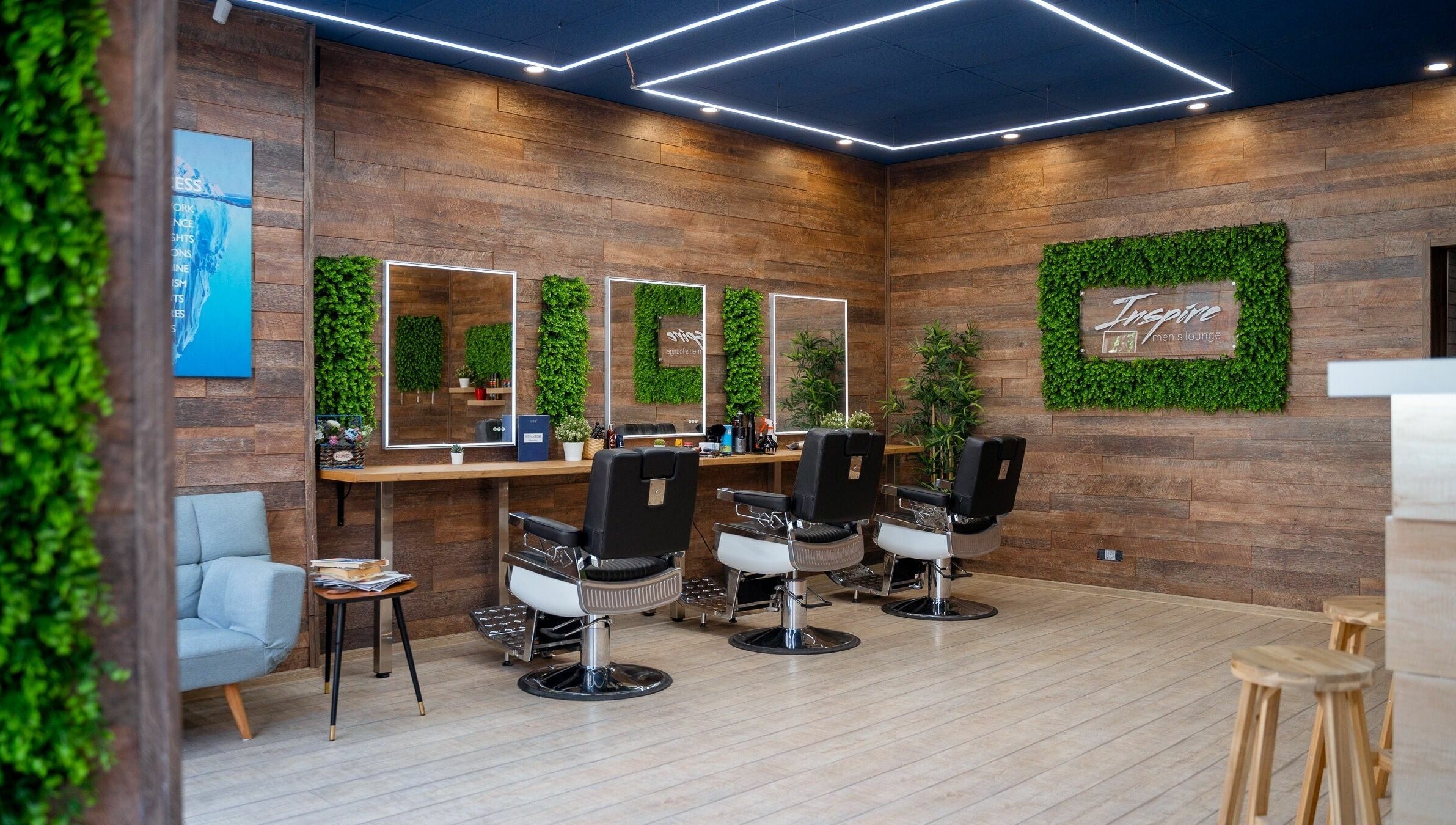 Interior modern al Inspire Salon, București, București, RO, cu scaune elegante și decor din lemn.