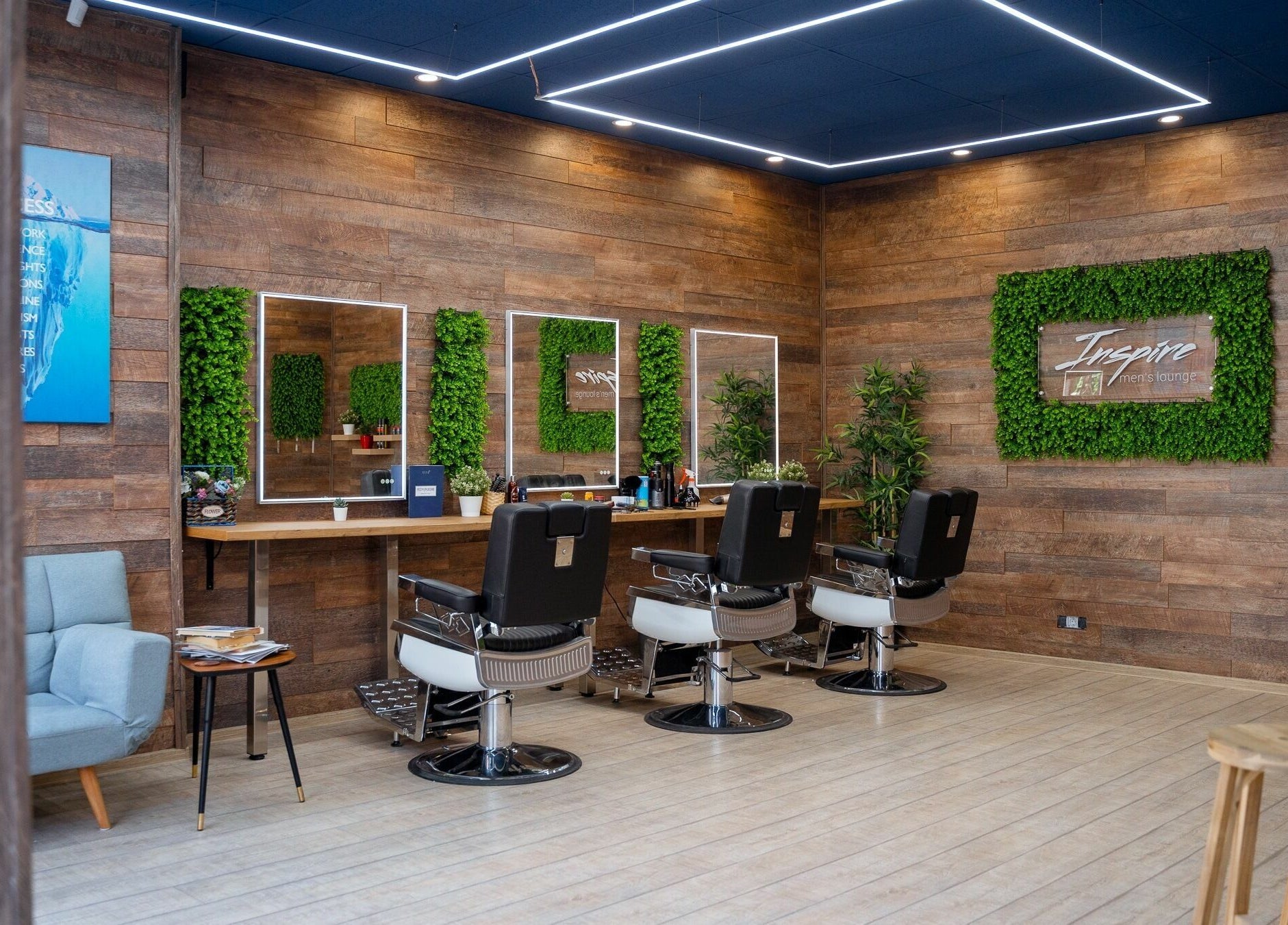 Interior modern al Inspire Salon, București, București, RO, cu scaune elegante și decor din lemn.