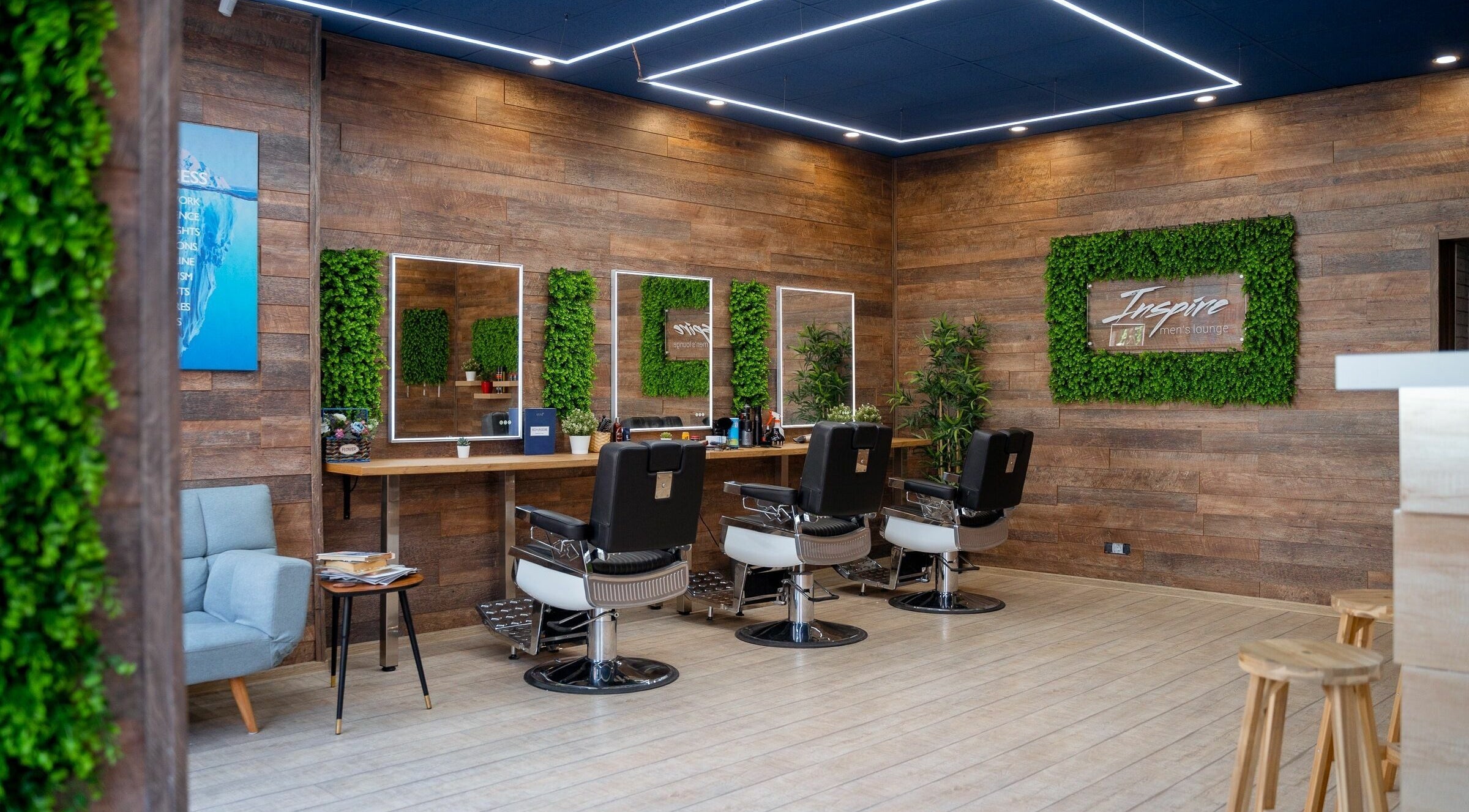 Interior modern al Inspire Salon, București, București, RO, cu scaune elegante și decor din lemn.