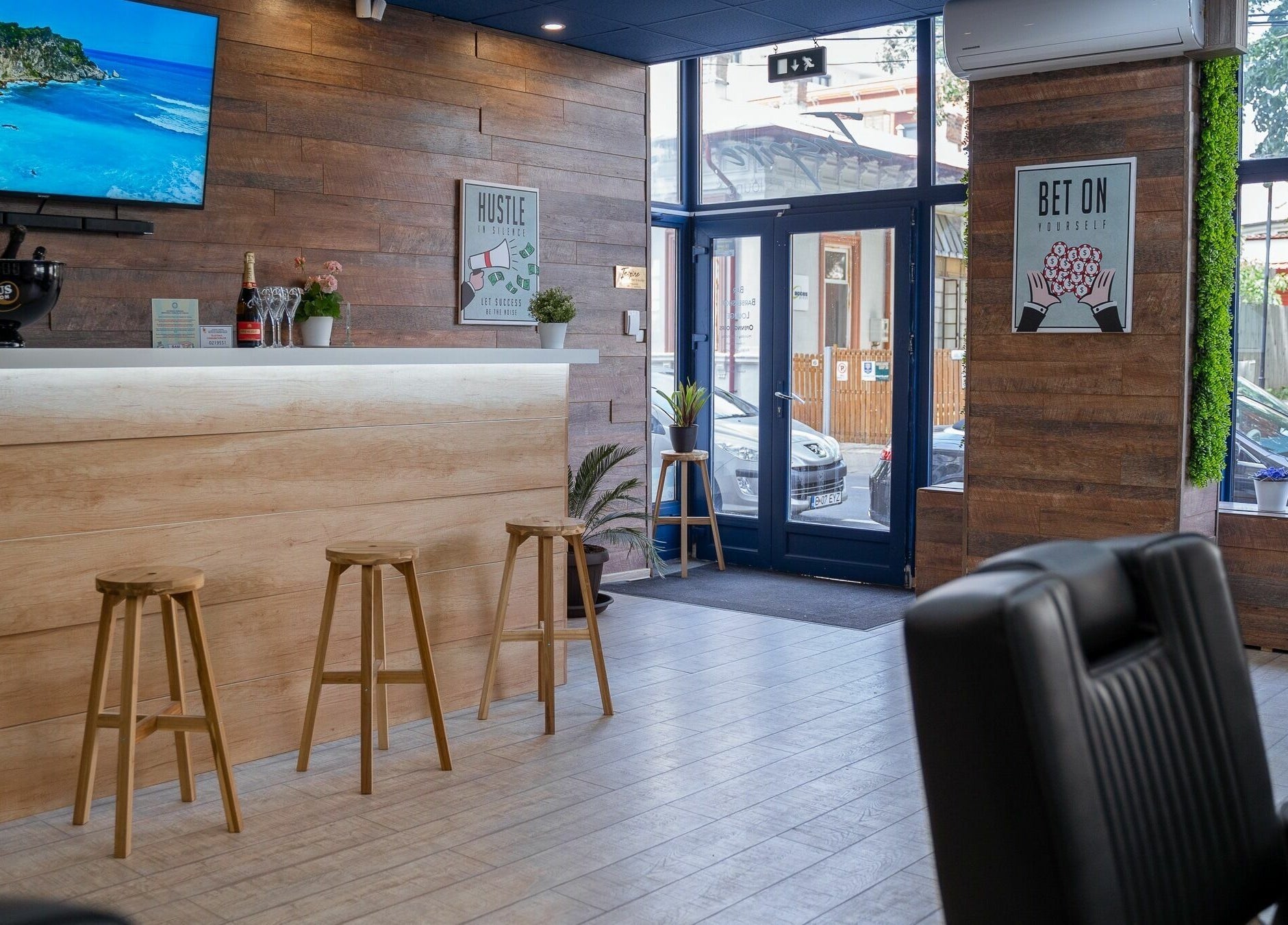 Recepție elegantă la Inspire Salon, București, București, RO cu decor modern și accente verzi.