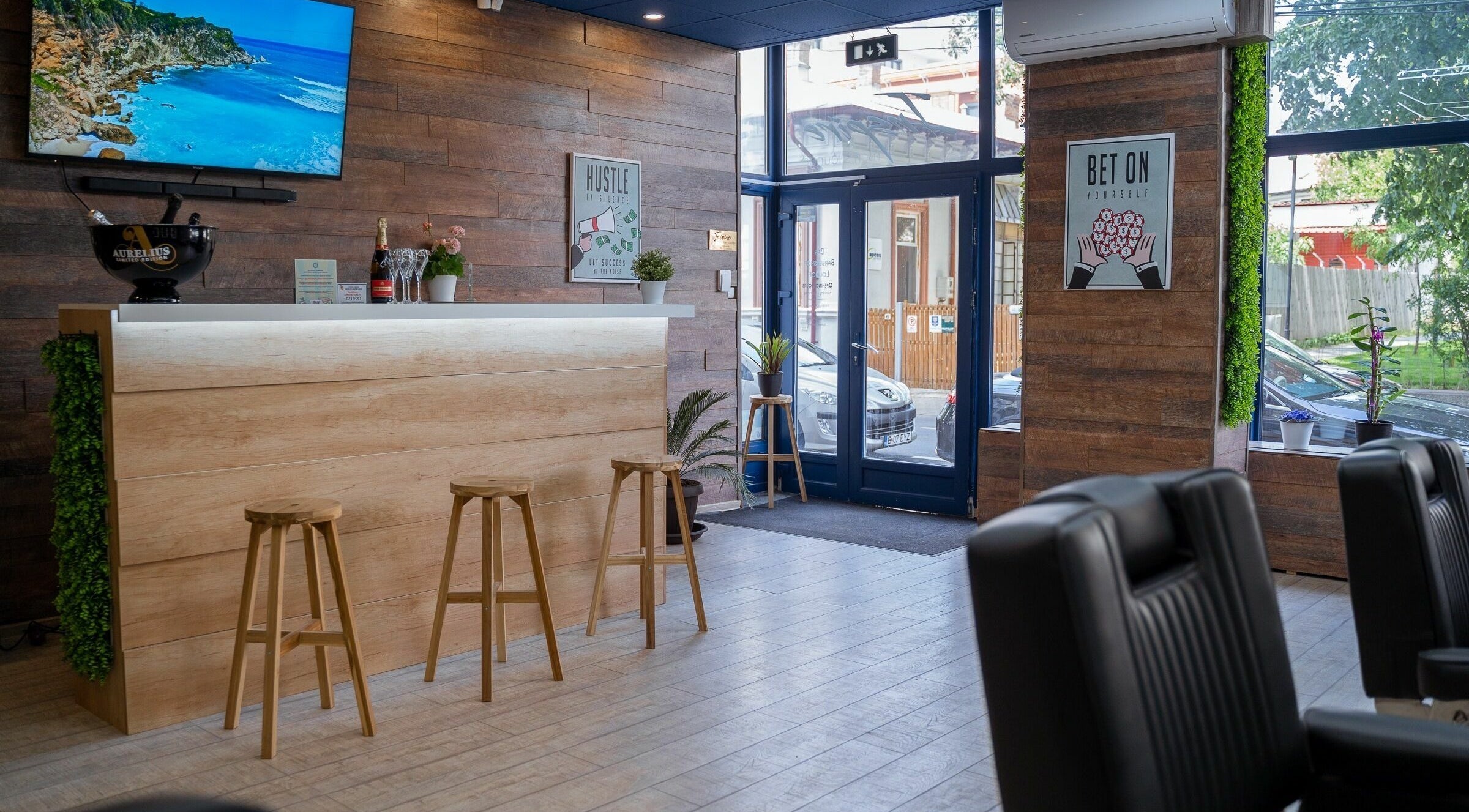 Recepție elegantă la Inspire Salon, București, București, RO cu decor modern și accente verzi.