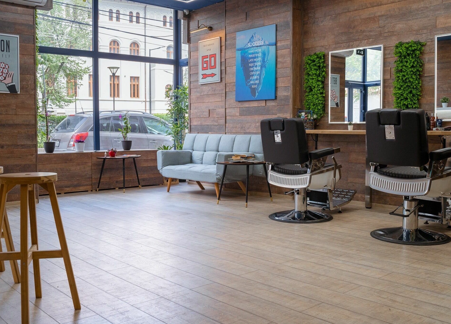 Interior modern și elegant la Inspire Salon, București, București, RO, cu scaune de coafor și decor natural.