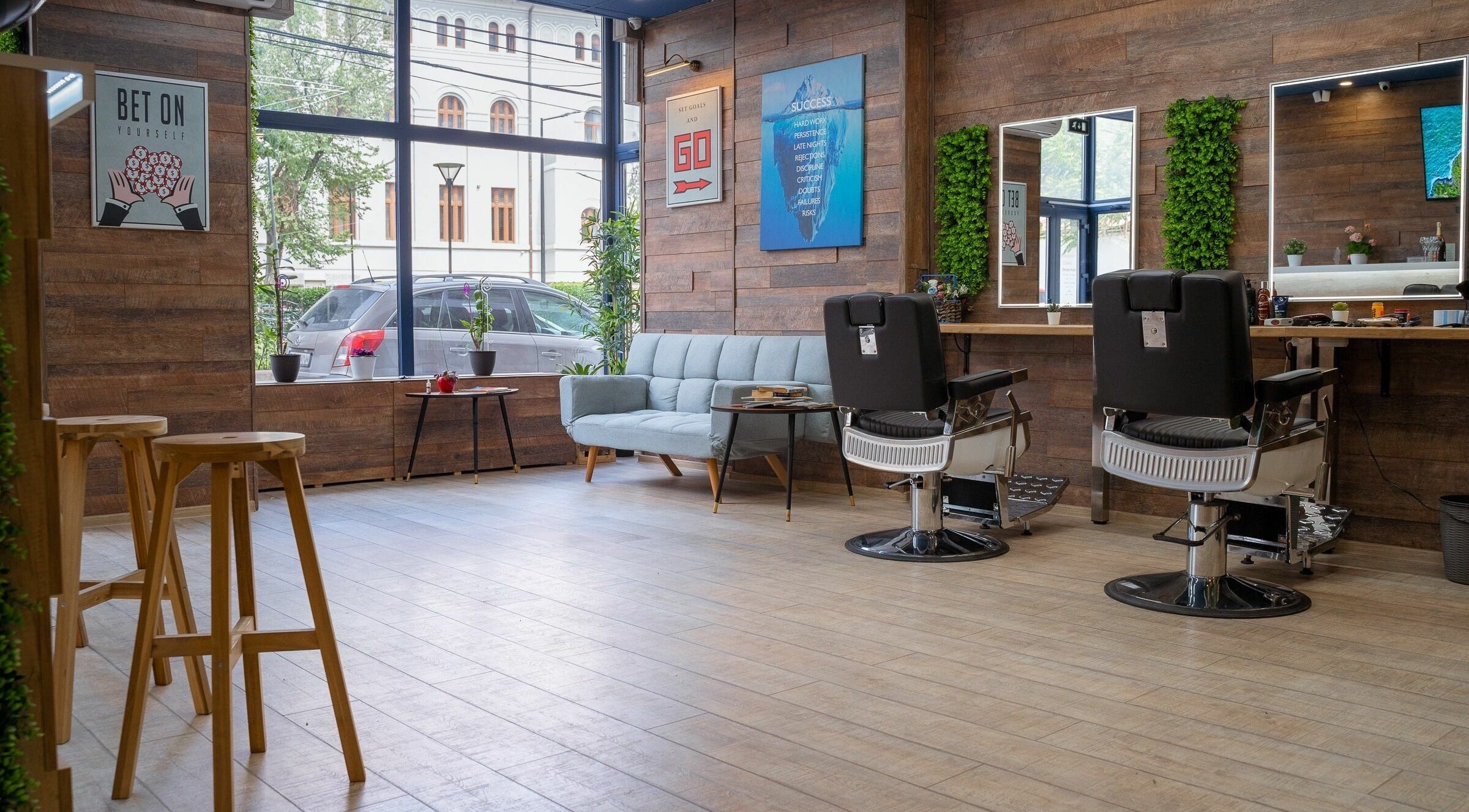 Interior modern și elegant la Inspire Salon, București, București, RO, cu scaune de coafor și decor natural.