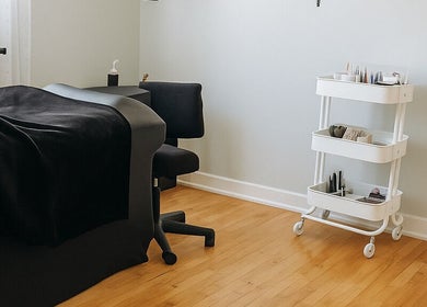 Cozy lash treatment room at Lashes by Sisi, Montréal, Québec, CA with a comfortable chair and organized supplies.