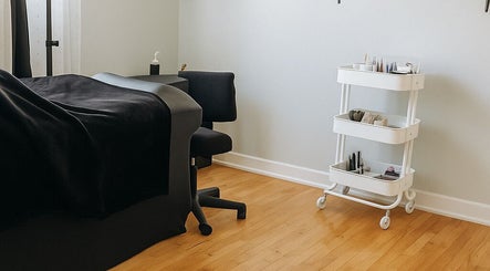 Cozy lash treatment room at Lashes by Sisi, Montréal, Québec, CA with a comfortable chair and organized supplies.