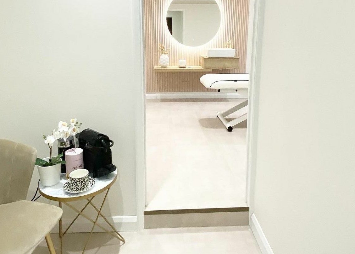 Complementary lounge and treatment room at Lulu Ink Permanent Makeup and Aesthetics - Buckingham, Bucks, England, GB.