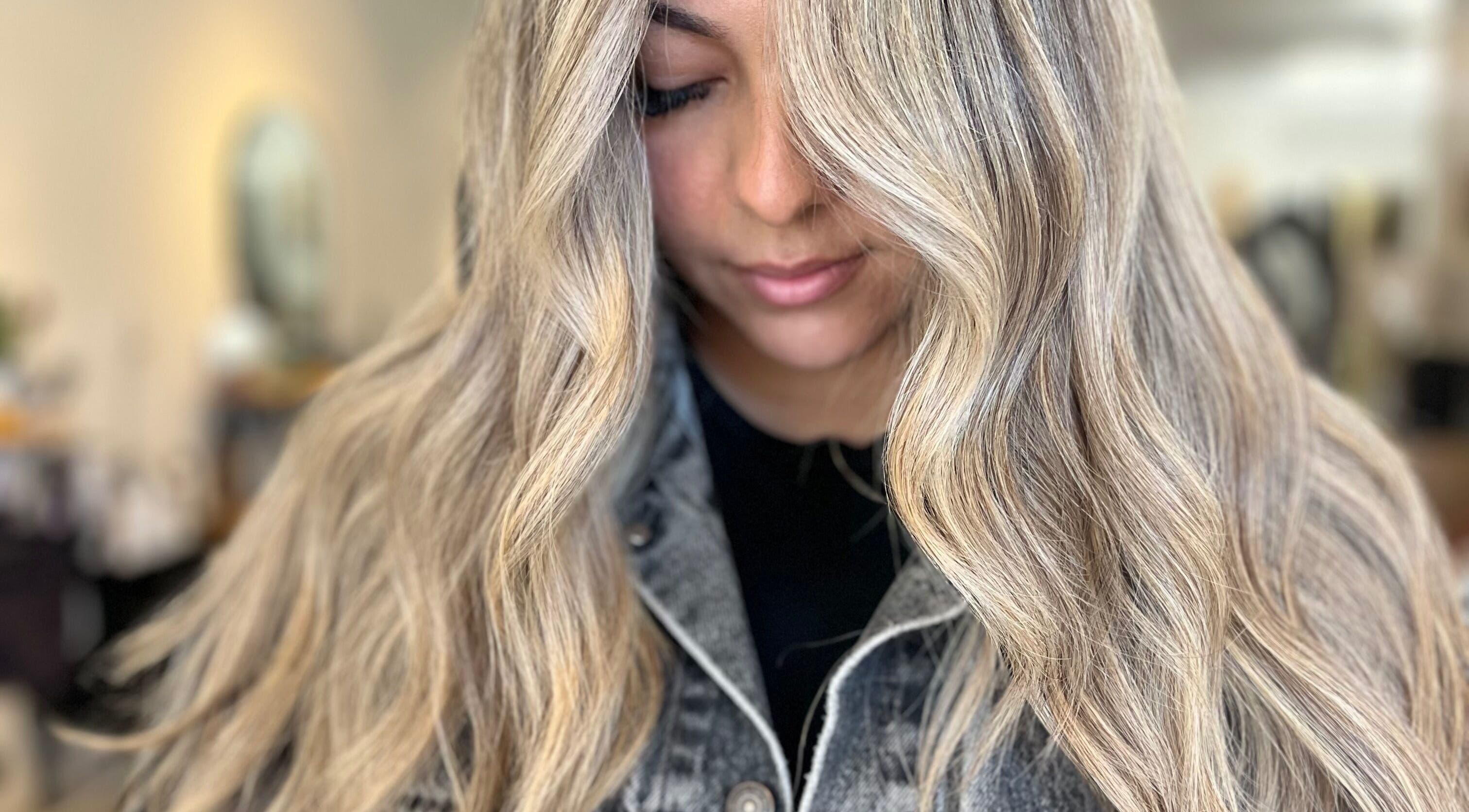 Stylish wavy blonde hair design by Luz Elena Alvarez in Fallbrook, California, US, highlighting salon expertise.