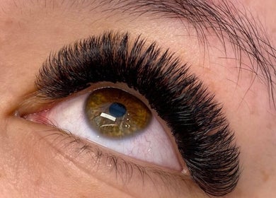 Close-up of expertly applied eyelash extensions at Da’vine Beauty Lounge, Lilydale, Victoria, AU.