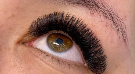 Close-up of expertly applied eyelash extensions at Da’vine Beauty Lounge, Lilydale, Victoria, AU.