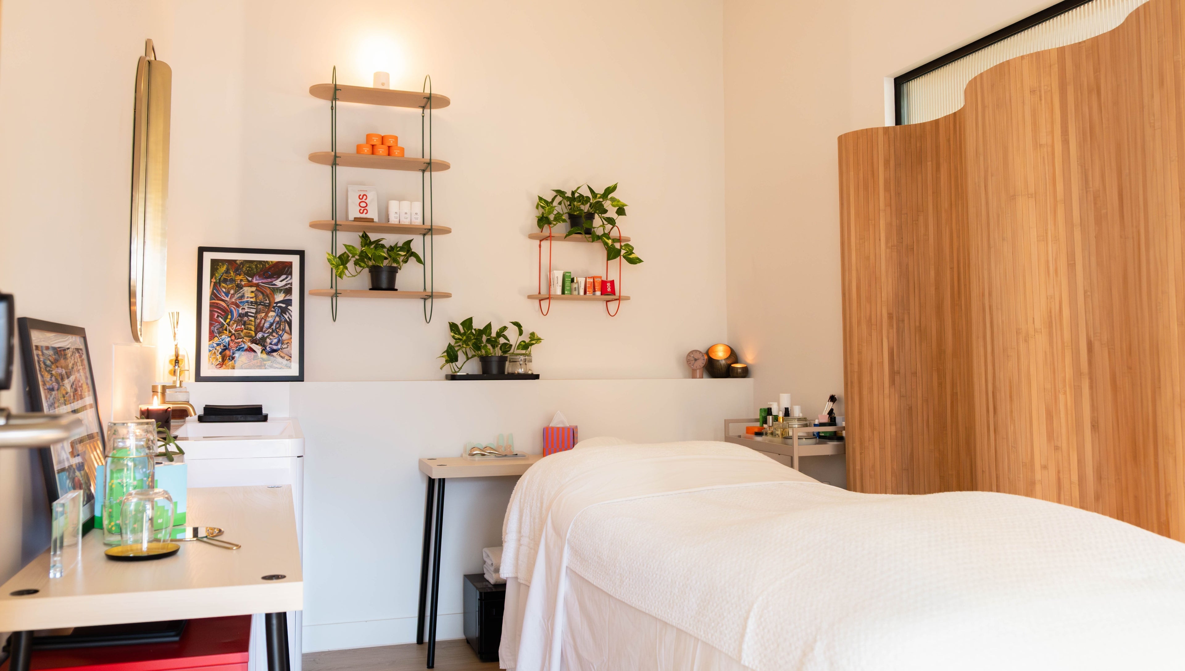 Relaxing treatment room at O!GLOW-ON: byAudrey.ldn, London, England, GB with plants and soothing decor.