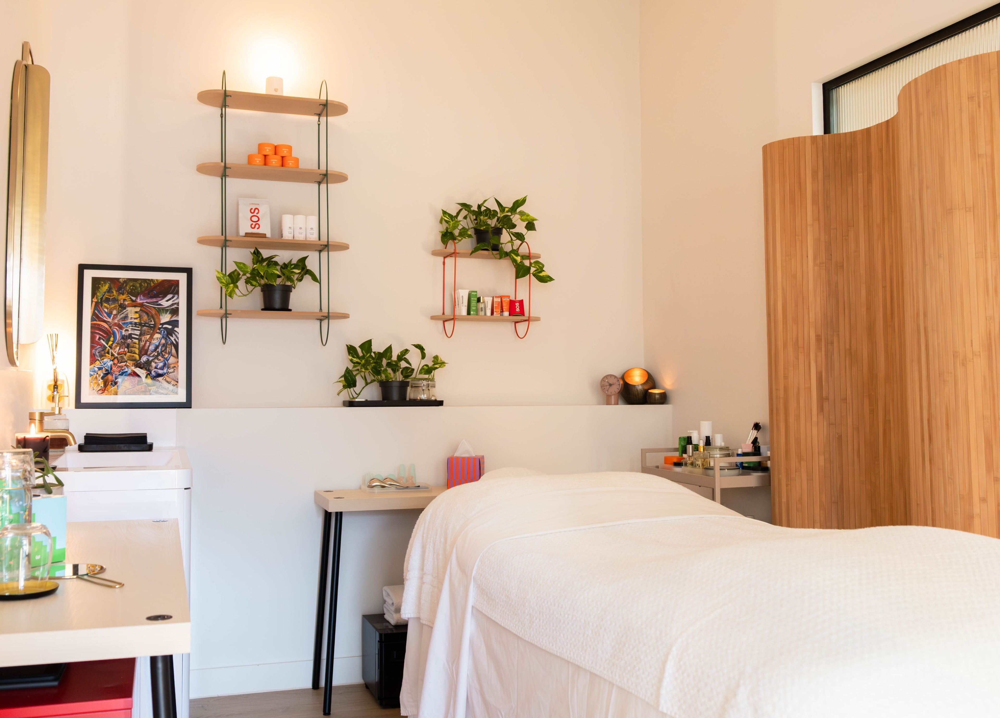 Relaxing treatment room at O!GLOW-ON: byAudrey.ldn, London, England, GB with plants and soothing decor.