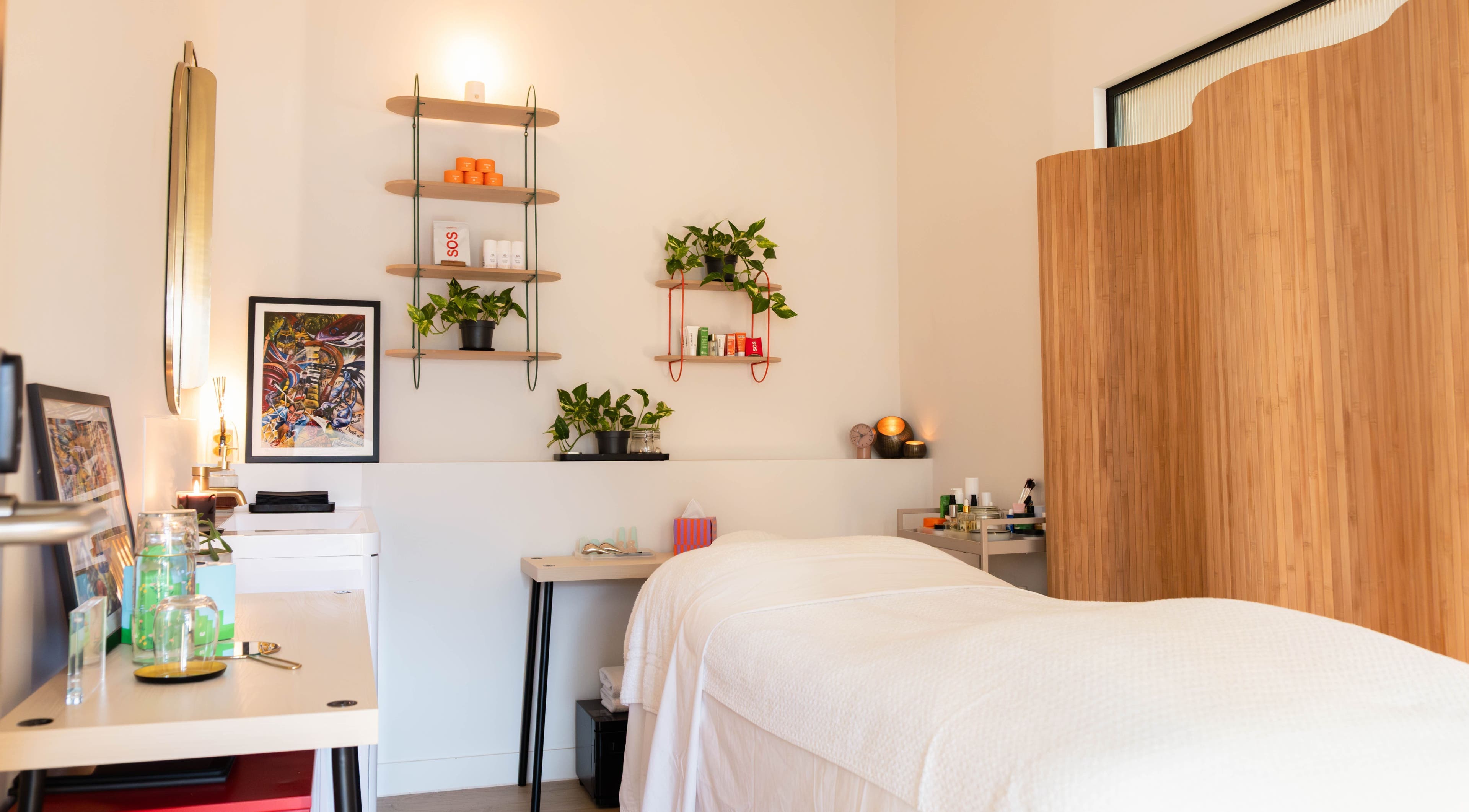 Relaxing treatment room at O!GLOW-ON: byAudrey.ldn, London, England, GB with plants and soothing decor.