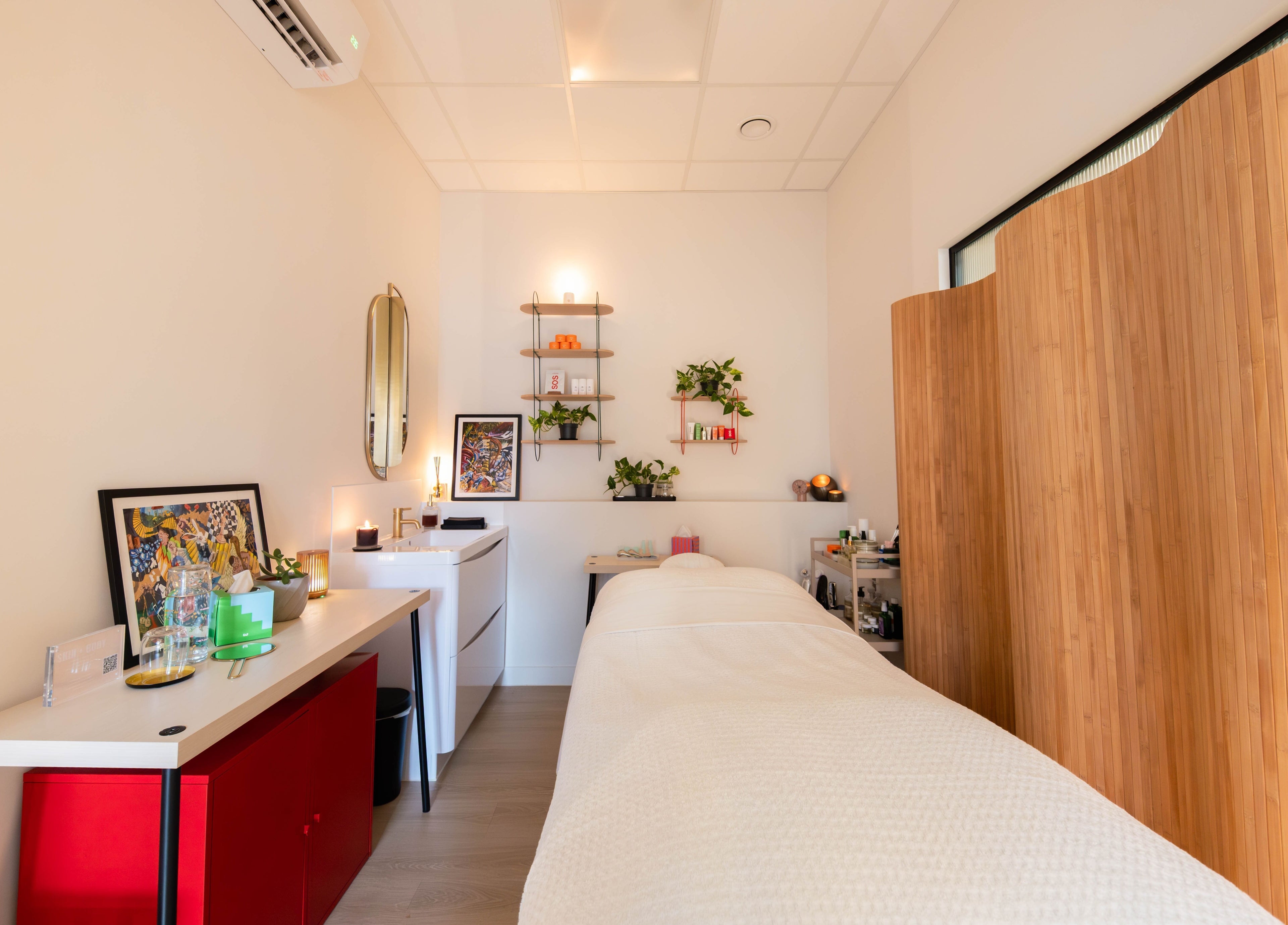 Serene wellness room at O!GLOW-ON: byAudrey.ldn, London, England, GB, with spa bed and modern decor.