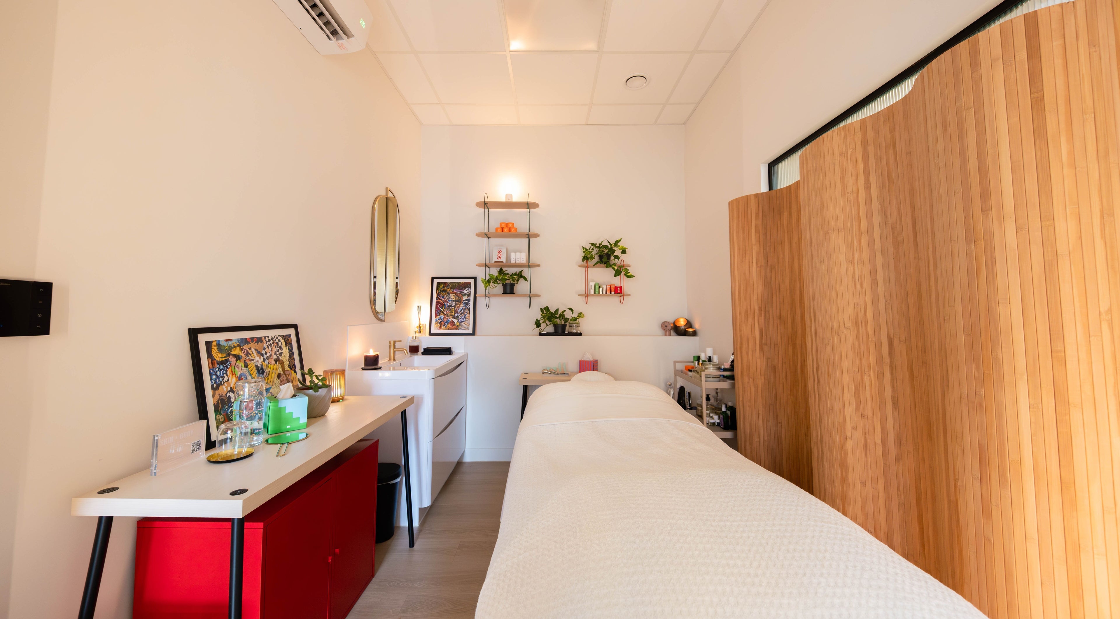 Serene wellness room at O!GLOW-ON: byAudrey.ldn, London, England, GB, with spa bed and modern decor.