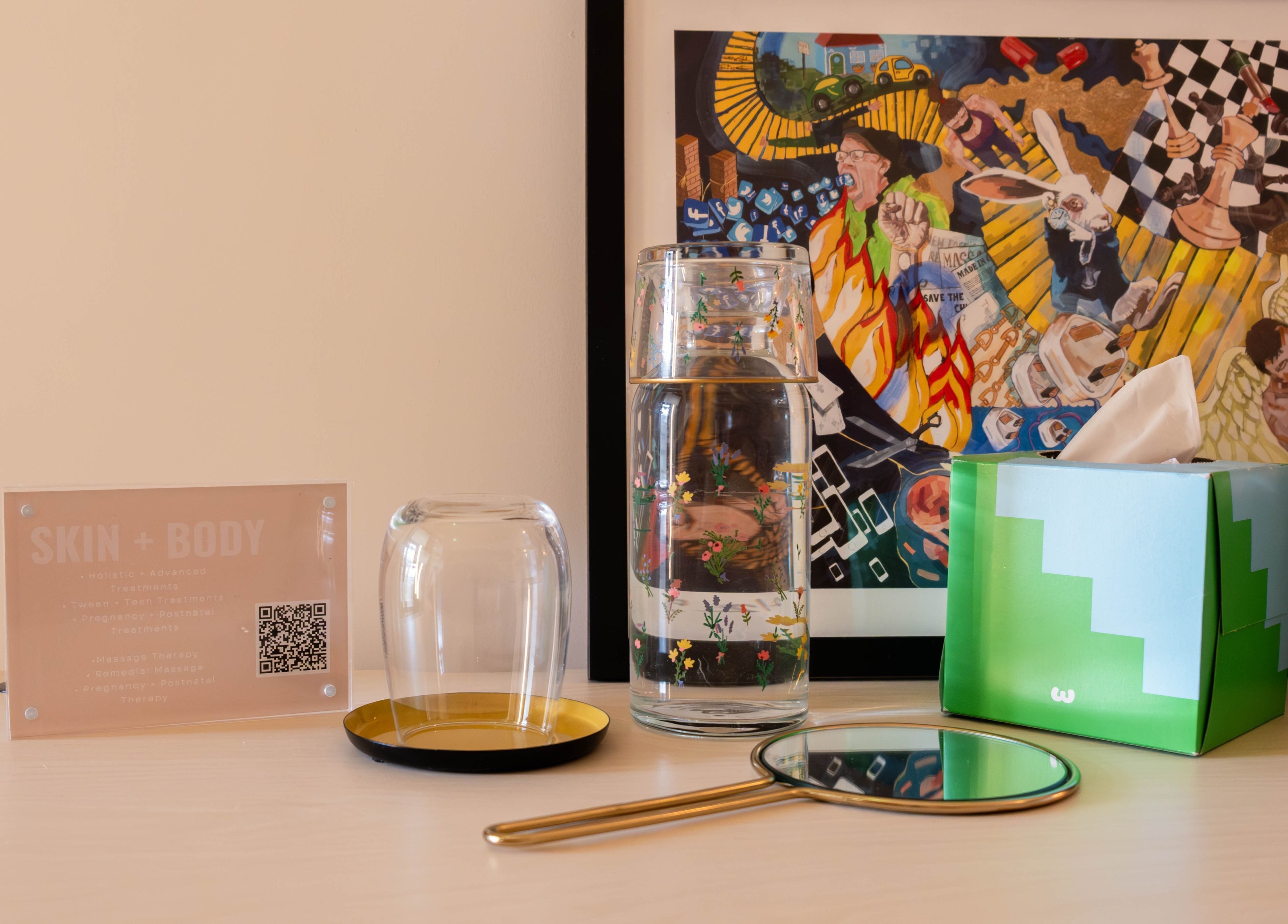 O!GLOW-ON: byAudrey.ldn, London, England, GB - Artistic decor with glass and artwork in a wellness space.