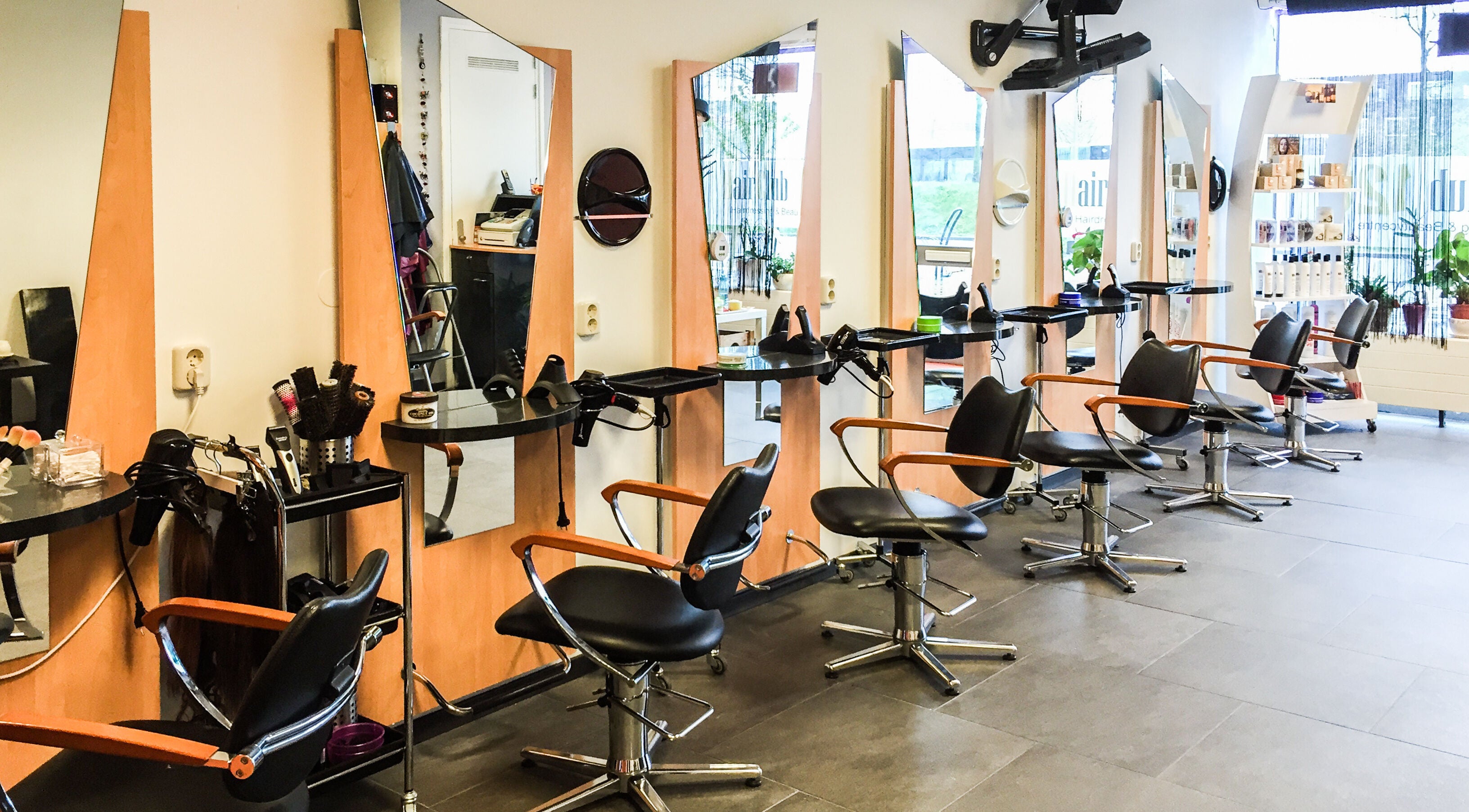 Moderne salon stoelen en spiegels bij Hairclub 128 in Almere, Flevoland, NL.