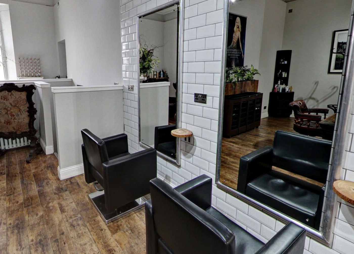 Modern salon chairs and mirrors at Claire @ Vollood, Dunfermline, Scotland, GB. Inviting beauty experience.