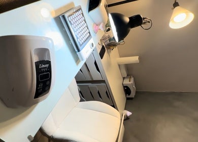 Mesa de trabajo moderna en Musa Nails, Cayey, Cayey, PR, iluminada y equipada para belleza y bienestar.