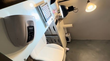 Mesa de trabajo moderna en Musa Nails, Cayey, Cayey, PR, iluminada y equipada para belleza y bienestar.