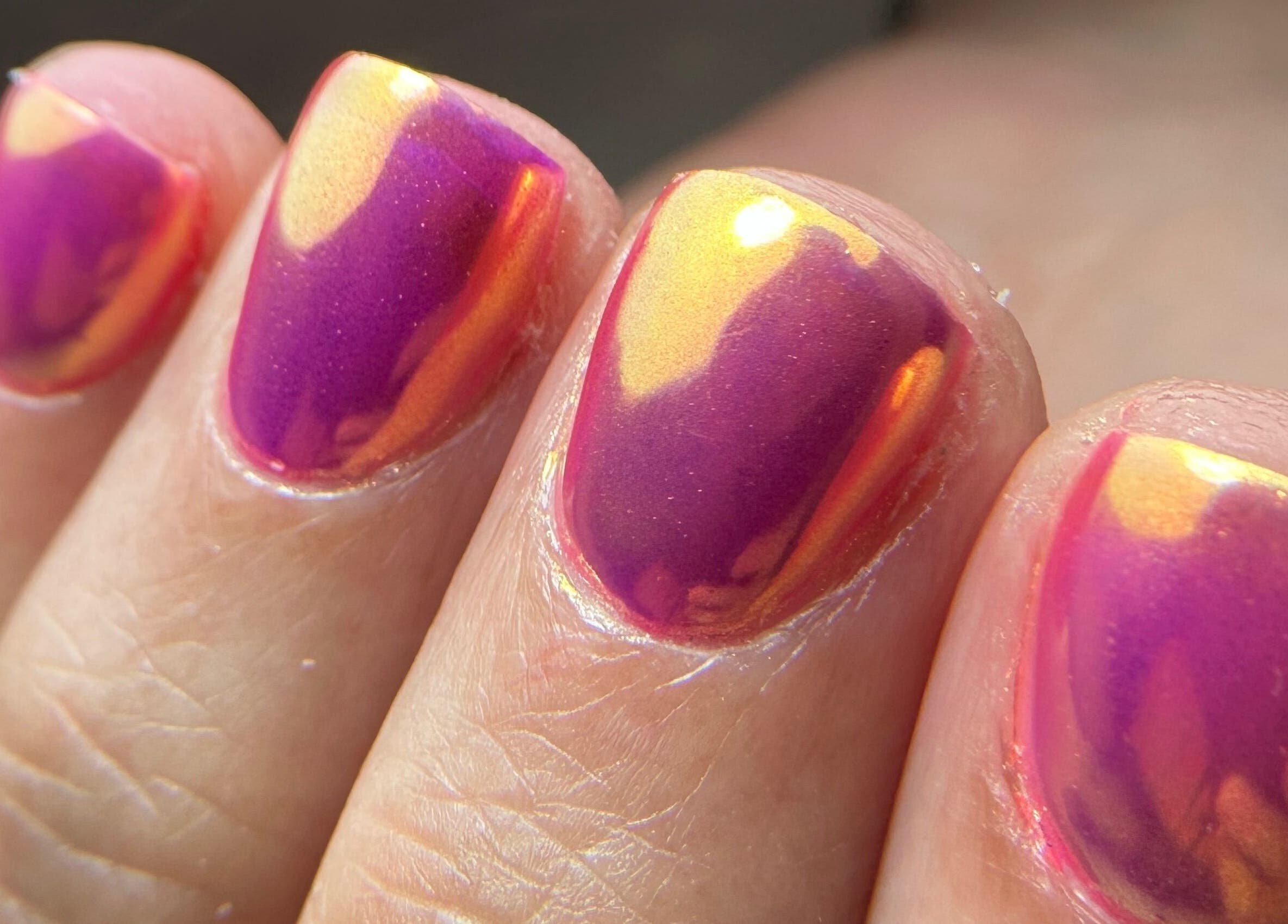 Manicura colorida en Musa Nails, Cayey, Cayey, PR, con tonos brillantes púrpura y naranja.