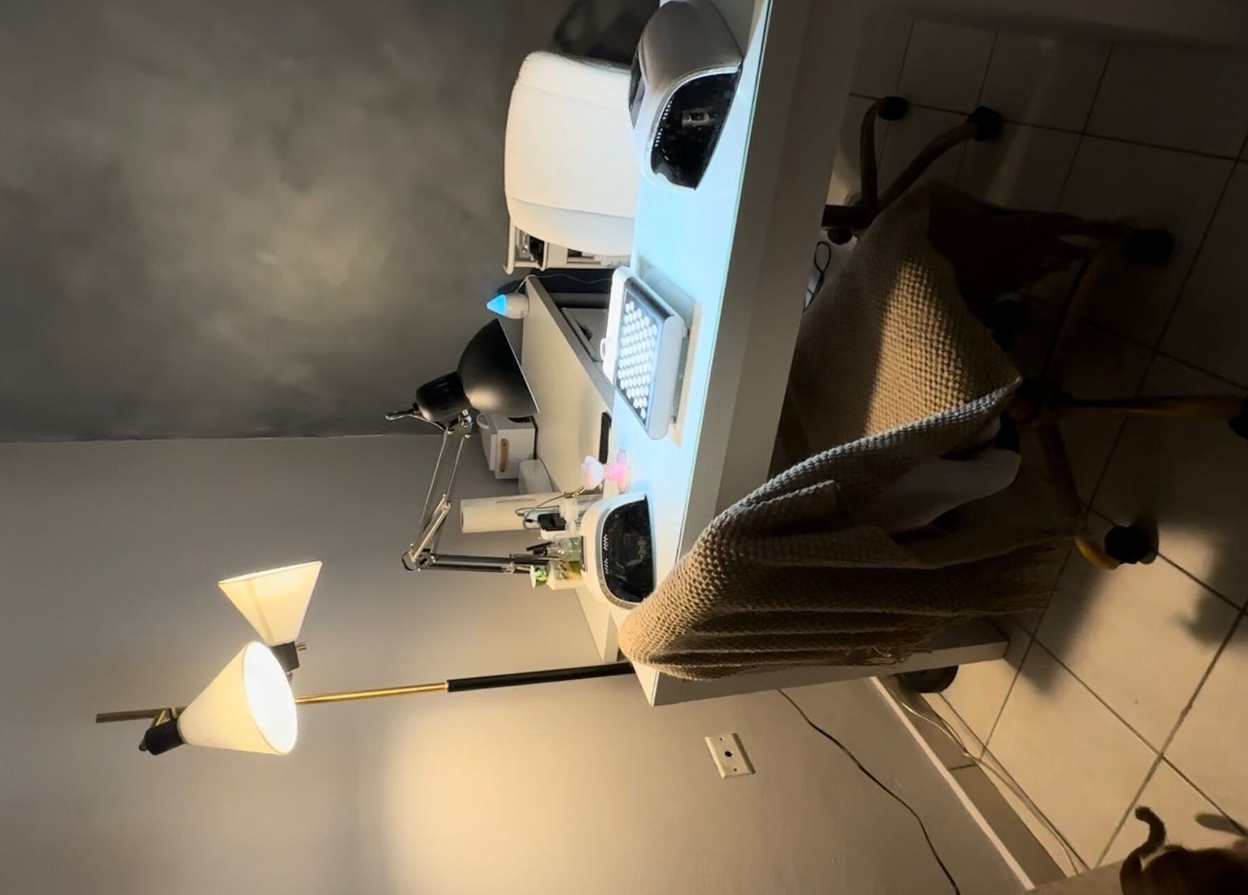 Elegante estación de manicura en Musa Nails, Cayey, Cayey, PR, destaca en tonos modernos y lámparas de diseño.