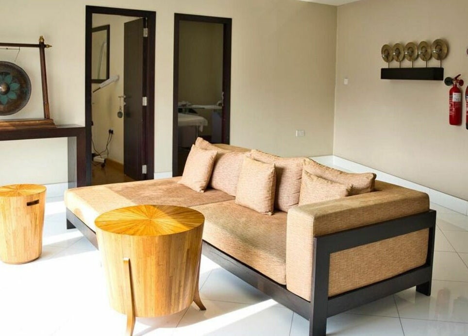 Modern lounge area at Honeyrose Spa & Salon, Dubai, Dubai, AE showcasing a cozy sofa and stylish decor.