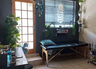 Cozy interior of Dare to Ink Tattoo Studio in Bloemfontein, Free State, ZA with comfortable seating and decor.