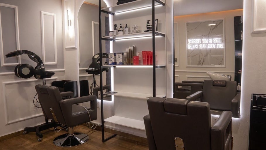 Sillones modernos y productos en Glowbar Beauty House and Spa, Ciudad de México, Ciudad de México, MX.