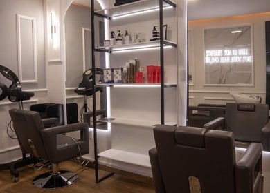 Sillones modernos y productos en Glowbar Beauty House and Spa, Ciudad de México, Ciudad de México, MX.