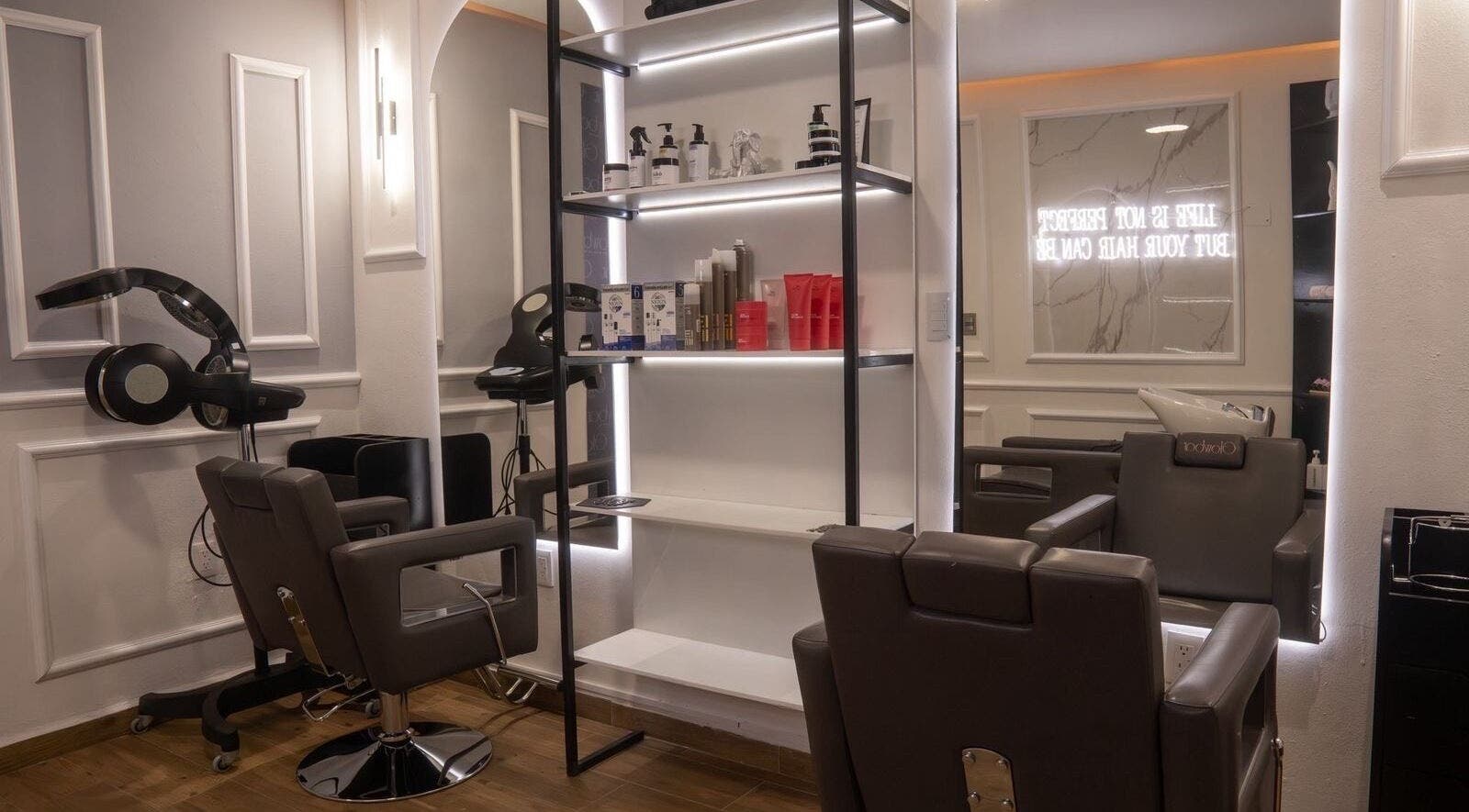 Sillones modernos y productos en Glowbar Beauty House and Spa, Ciudad de México, Ciudad de México, MX.