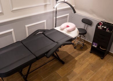 Sala de tratamientos en Glowbar Beauty House and Spa, Ciudad de México, Ciudad de México, MX. Mesa y silla cómodas.